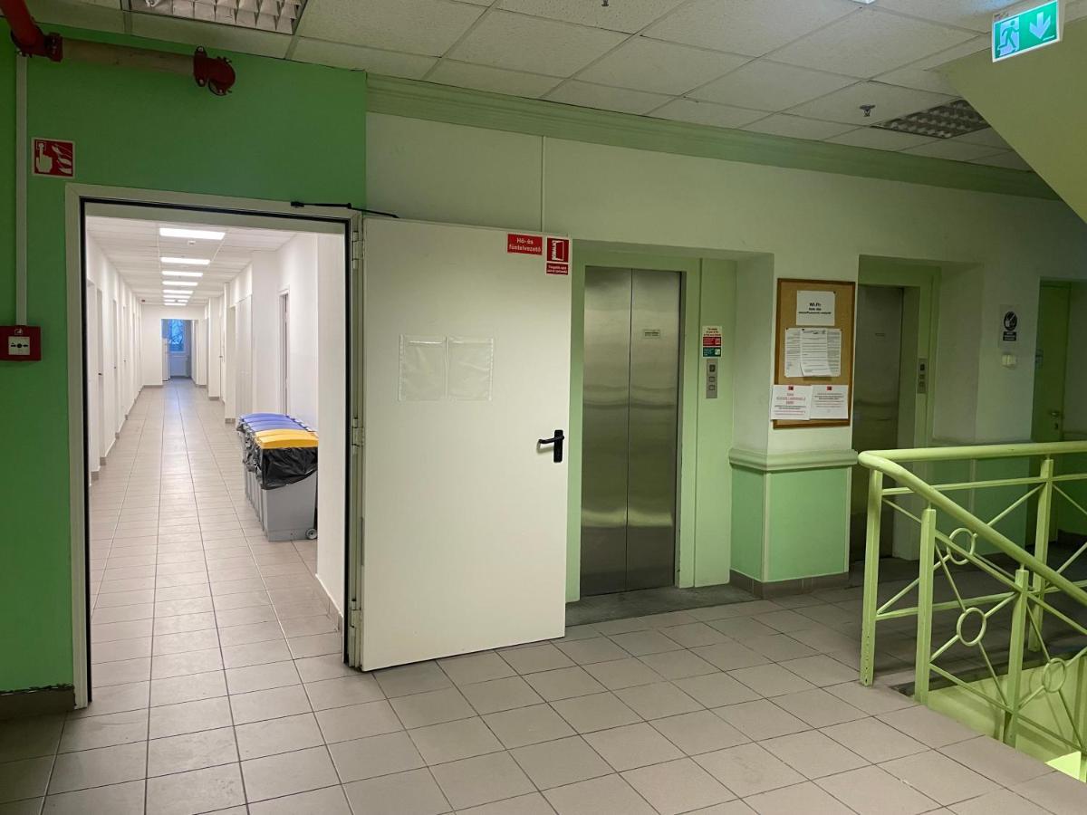The College Group Hostel Budapest Extérieur photo