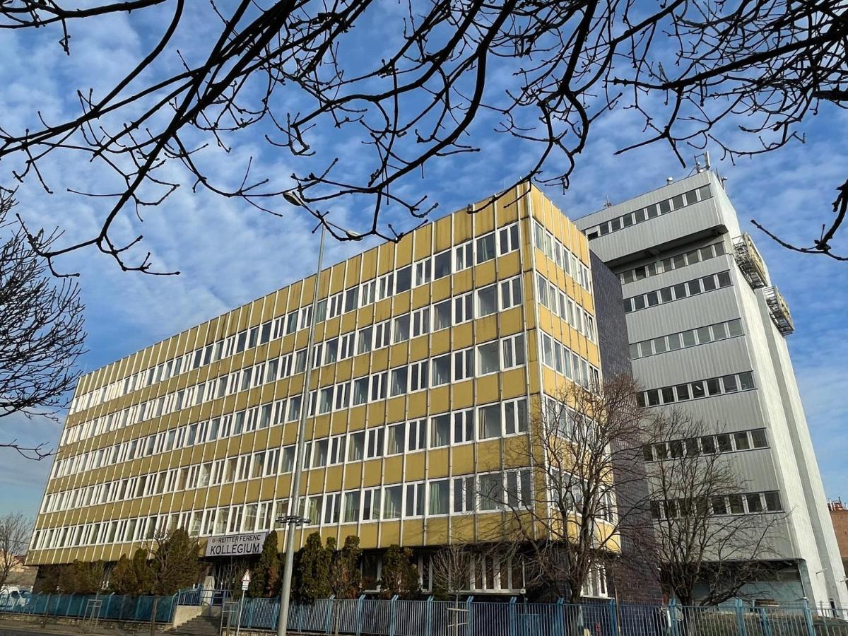 The College Group Hostel Budapest Extérieur photo
